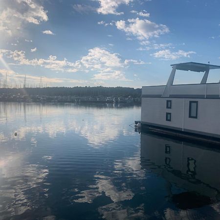 プーラ House Boat Oliva - Floating Houseヴィラ エクステリア 写真